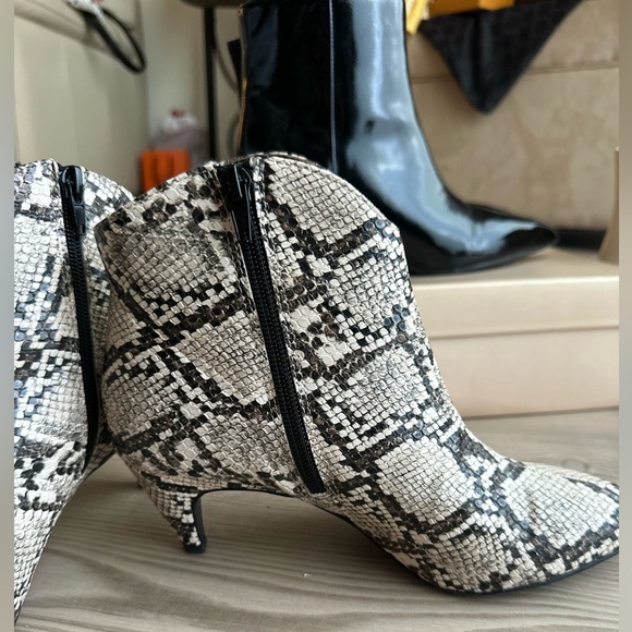 NWOT Worthington Faux Snakeskin low Booties - Picture 4 of 7